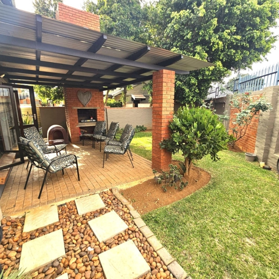 To Let 3 Bedroom Property for Rent in Waterval East North West